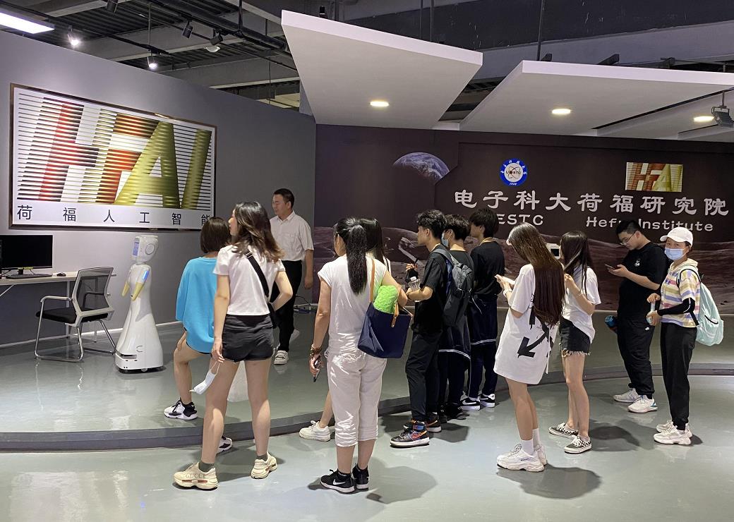 國(guó)際英才班學(xué)子參觀電子科技大學(xué)大數(shù)據(jù)