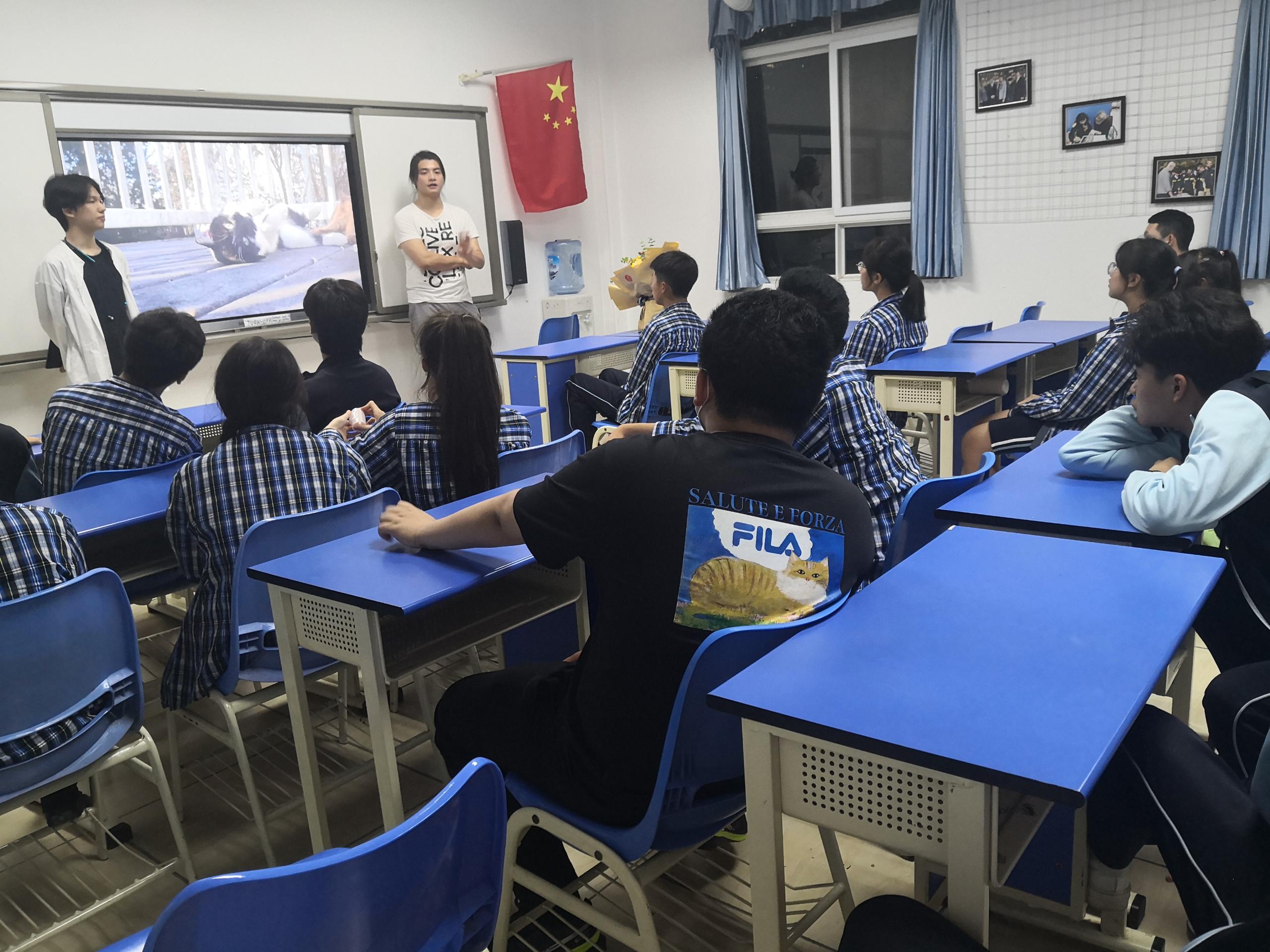 “國(guó)際英才班學(xué)生會(huì)議暨畢業(yè)生分享會(huì)”